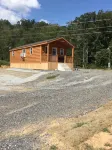 Little fishing cabin by the lake “Come catch some memories “ - シャレー