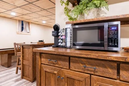 4-bedroom cabin just 10 minutes from Adirondack Park