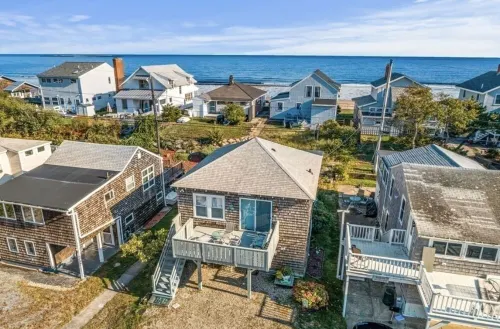 Adorable Beach house with lots of outdoor space and steps to Long Beach!