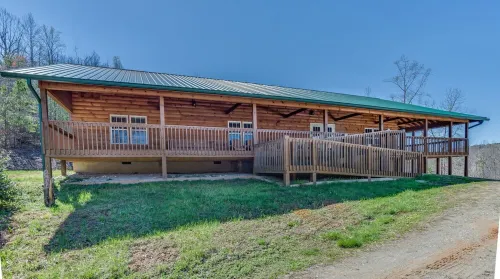 Piney Knob Lodge-15 Min to Lake Lure-30 Min to TIEC-Hot Tub -Stocked Pond-Creek