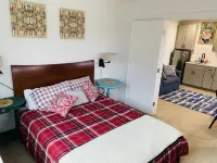 Gorgeous 2 bedroom apartment in new house with waterfront views in Duck Cove