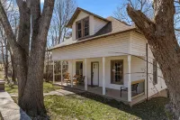 Game Themed, sleeps 12, king beds, walking distance to volleyball tourney!!