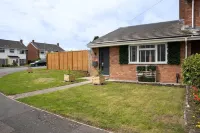 Recently refurbished 2 bed modern bungalow in Keynsham Hotels near Avon Valley Adventure & Wildlife Park