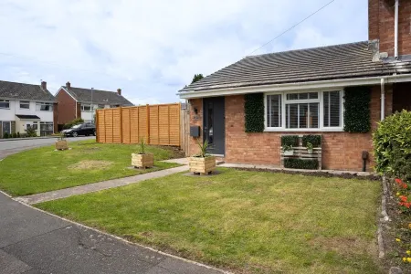 Recently refurbished 2 bed modern bungalow in Keynsham Отели в г. Киншем