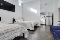 12 mins walk to universal/Steam Room Hotels in Universal City