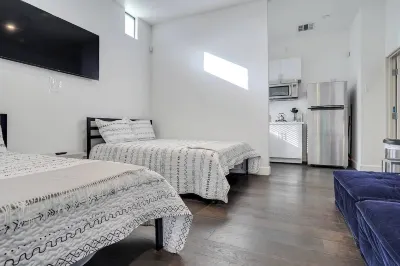 5 min walk to Universal, 2BR with Balcony Hotels in Universal City
