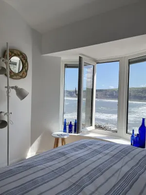 Top Gallant Holiday Cottage Runswick Bay with great beach and sea views
