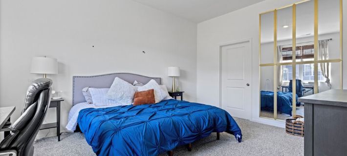 Wonder Lake Elegance: Serene 2BR Townhome Retreat Hotels in McHenry County