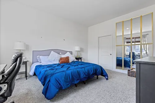 Wonder Lake Elegance: Serene 2BR Townhome Retreat - 4-Star