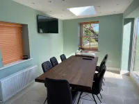 Bay View House, Luxury Coastal Retreat, Sea Views , Hot Tub and Private Parking