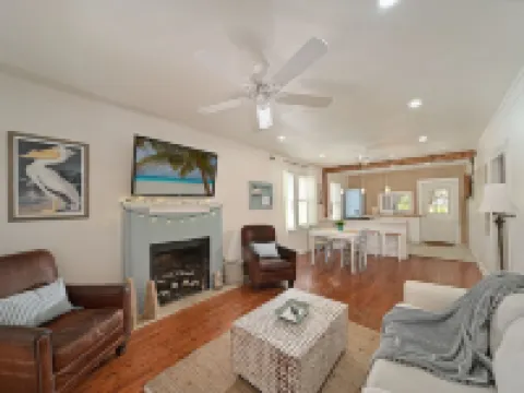 Historic 1930s Cottage + Heated Pool + 12mi to Beaches & 1 mi to Downtown Hoteles en Palmetto