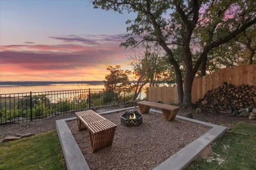 Blue Vista, lake view, hot tub, fire pit, covered patio