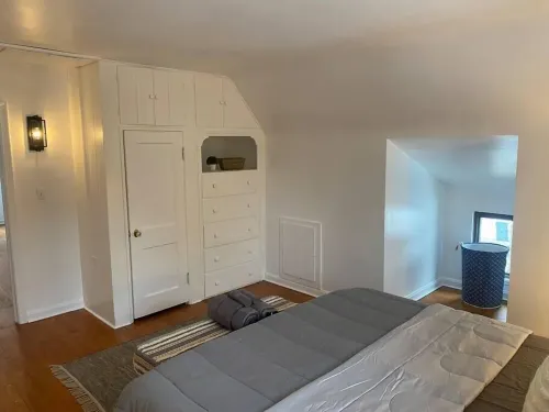 Lake Cottage Mins To Downtown Completely Remodeled Hotels in Euclid