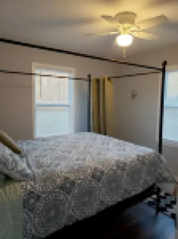 Quiet and cozy cottage hidden on the banks of Lake Norman