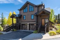 Mountain Living at its Finest! Ski-In-and-Out, Pvt Hort Tub, Jacuzzi, Sleeps 9