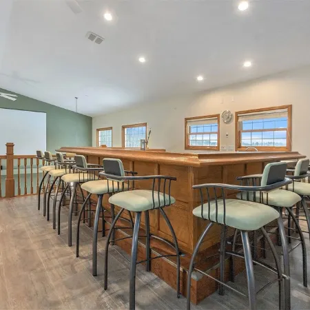 Lakefront W/ Private Beach, Pool, Hot Tub, Golf Simulator, Projector, Bar & more