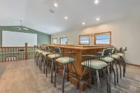 Lakefront W/ Private Beach, Pool, Hot Tub, Golf Simulator, Projector, Bar & more - 4 tähden