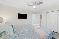 The Fab Flamingo 🦩 2 King Beds 2 Miles to Beach 🏝