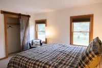 Spacious 4BR / 5 Bath Home - Hot Tub / Pool Table / Ample Private Outdoor Space!