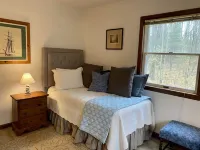 Private Wooded Retreat close to Cornell Hotel dekat Tompkins Cortland Community College