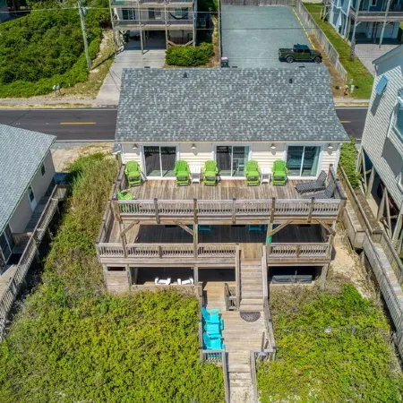 Charm Getaway - Oceanfront family home in a quiet stretch of Surf City !