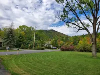 New Lakeside Cottage 5 minutes from great hiking with large deck and lake view