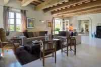 Offers an ideal holiday set in the peaceful countryside of St Remy de Provence