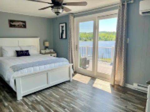 Lakefront, game room, firepit, kayaks, pedal boat, frog mat, canoe Hotels in Barnstead