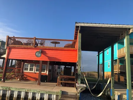 "Pogue Life"  Intercoastal Fishing Camp with boat lift Sargent, Texas