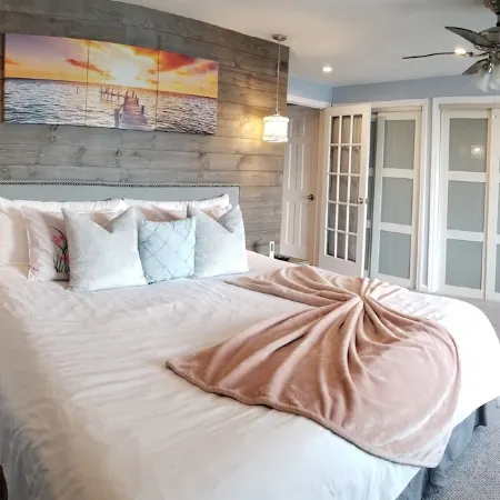 Waterfront Beach Home With Attached In- Law Suite Отели рядом с достопримечательностью «Пляж Нантаскет»
