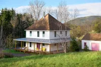 Designer Mountain Farmhouse ~ Hot Tub ~ Sunset Porch ~ Chef's Kitchen ~ Firepit Hotels in Roxbury