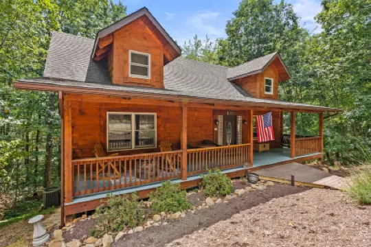 Beautiful LOG HOME-Poker & Pool Table, Xbox, Firepit,Jacuzzi tub,Week Specials!