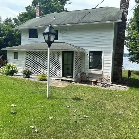 3 Bedroom Cottage on Owasco Lake. Eastside and Pet Friendly!
