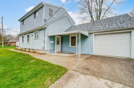 The Meeker House Charming 3/4 Bedroom Home w/ Hot Tub Отели рядом с достопримечательностью «Государственный университет Боулинг Грин»