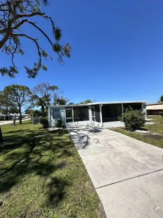 Cozy 2 Bedroom Englewood Home miles from the Beach Отели в г. Гров-Сити