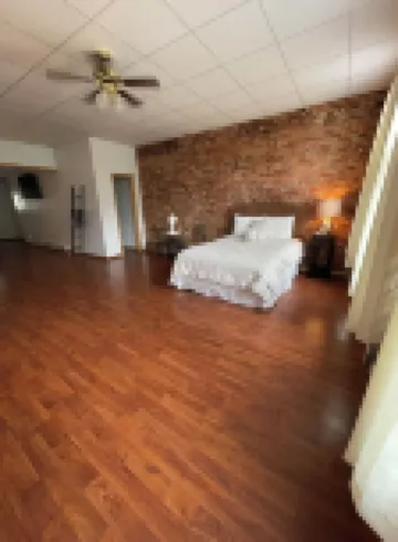 Unique loft in historic downtown فنادق في 