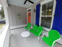 1 mile from Parris Island! Close to beaches, restaurants and shopping.. Sleeps 8