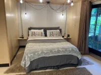 Modern Chalet -AC, hot tub, sauna + pets welcome