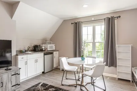 Private Studio above Garage Only 1 Mile to Downtown Hendersonville