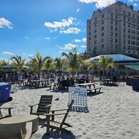 One block from the beach!  Cozy beach condo near restaurants and shopping.
