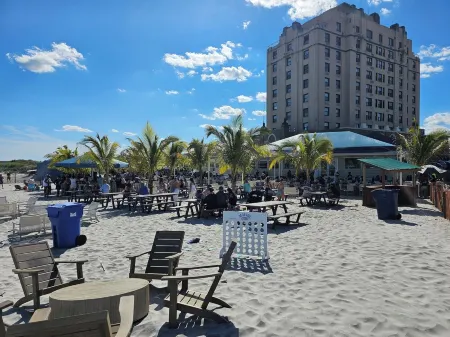 One block from the beach!  Cozy beach condo near restaurants and shopping.