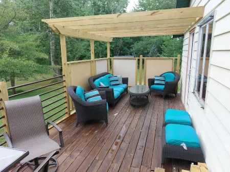 Geneva on the Lake HOT SPOT, 3 bedrooms/ w loft,2 bath ,sleeps 8-10. Huge deck . Отели в г. Дженива-он--Лейк