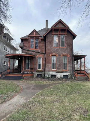UNBELIEVABLY BEAUTIFUL TOWNHOME 2 MIN DOWNTOWN5 MIN,OHIO STATE U SO ROMANTIC ❤️ Hôtels à proximité de : Baujan Sports Field