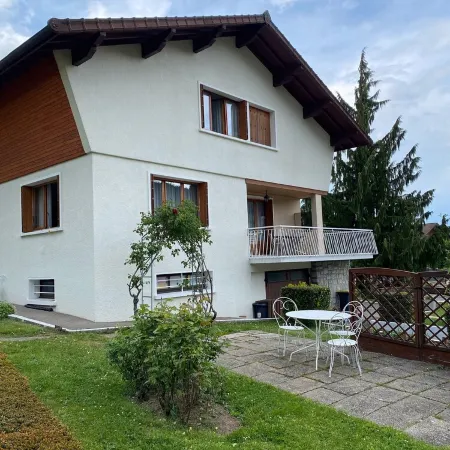 5 minutes from Annecy? Apartment on 2nd floor of a house with large garden