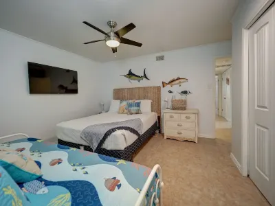 Padre Island's Whitecap & Ellis Beach Getaway Condo--walk to beaches & seawall!