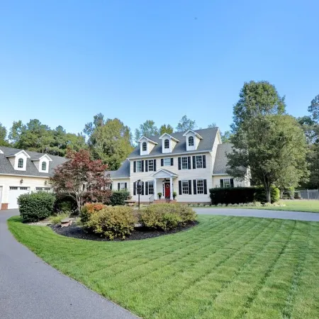 32-Acre Retreat , Pool, Hot Tub, Theatre, Fire Pit, Games, Sleeps 10