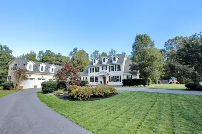 32 AC, Hot Tub, Pool Opens May 1, Theatre, FirePit, Game Rm, Small Pond, Slps 10