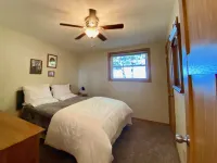 Waterfront gem, sandy beach, modern kitchen, large great room, free firewood