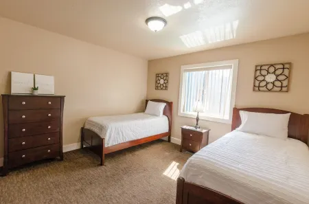 Updated 2-bedroom condo with pool