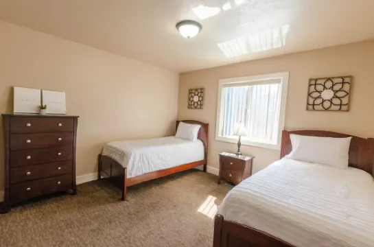 Updated 2-bedroom condo with pool